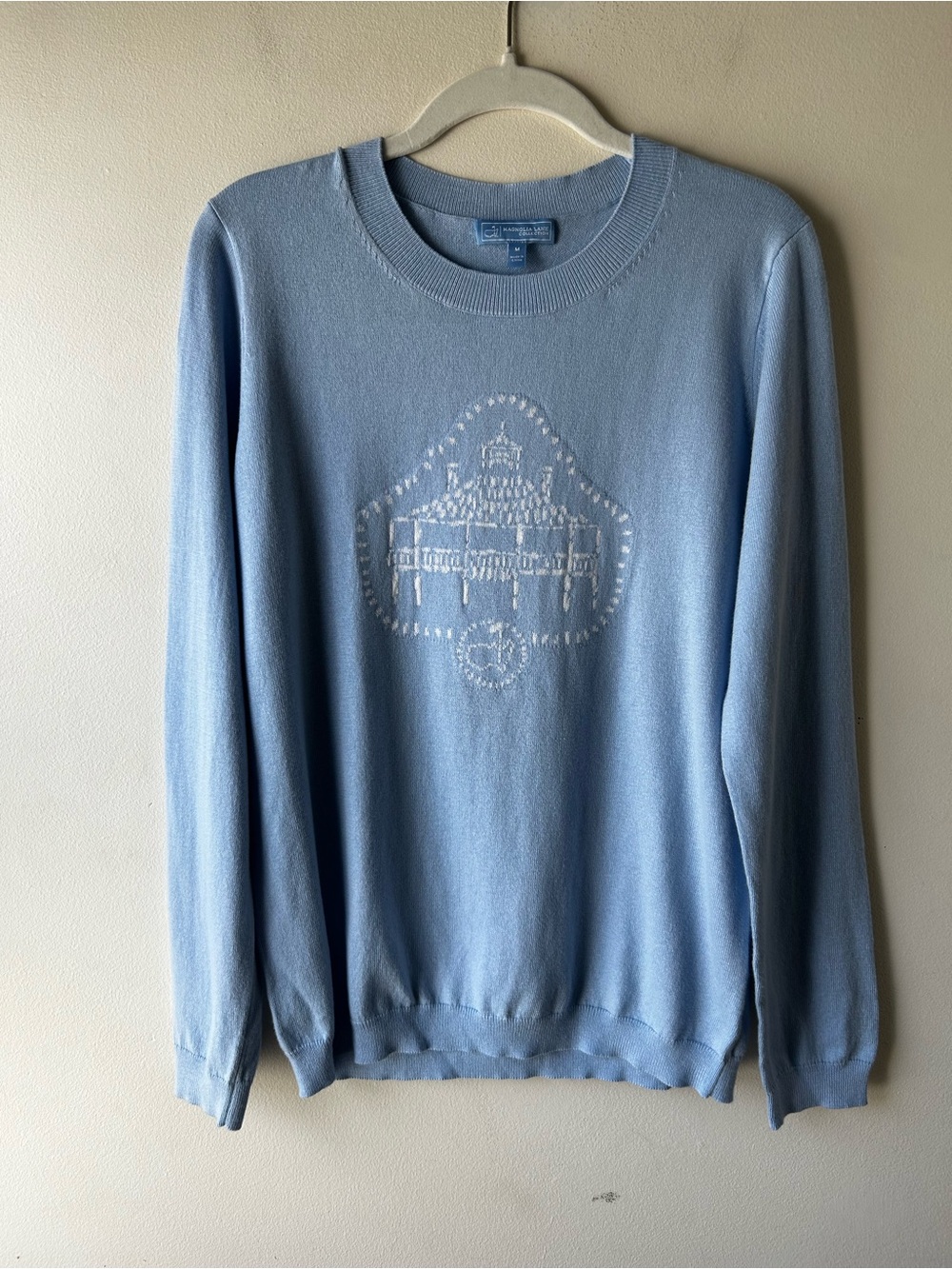 Magnolia Lane Master’s 2025 Clubhouse Crewneck Sweater Light Blue M